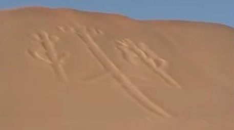 El Candelabro está en una ladera de una colina de arena al borde del mar. YOUTUBE / astronomo1970