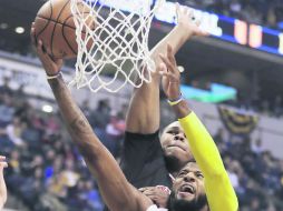 Destacado. Paul George (#13) encabezó la ofensiva de los Pacers al colaborar con 32 puntos ayer ante Chicago. AP / D. Cummings