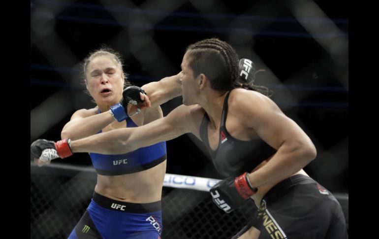 Golpeada y humillada, Ronda se agenció tres millones de dólares, la cifra más alta para una peleadora de UFC. AFP / J. Locher