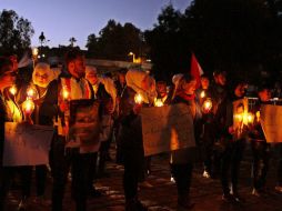 Varias personas participaron en una vigilia a favor de la paz en una plaza de Damasco. EFE / Y. Badawi