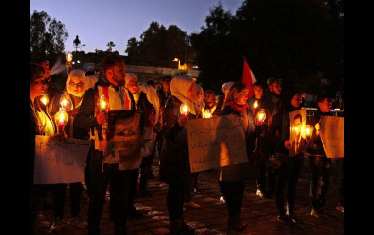 Varias personas participaron en una vigilia a favor de la paz en una plaza de Damasco. EFE / Y. Badawi