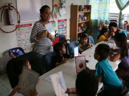 Se contagia en lugares donde las personas conviven o trabajan muy juntas, como las escuelas. EL INFORMADOR / ARCHIVO