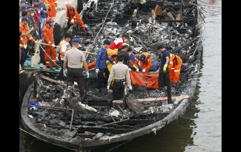 La nave siniestrada, identificada como Zahro Express, llevaba a bordo al menos un centenar de personas. EFE / A. Weda