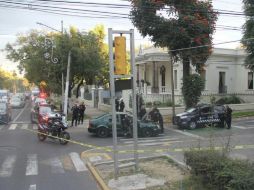 El Jetta verde de la persecución en la colonia Americana quedó atravesado sobre la calle Colonias. ESPECIAL / Policía de Guadalajara.