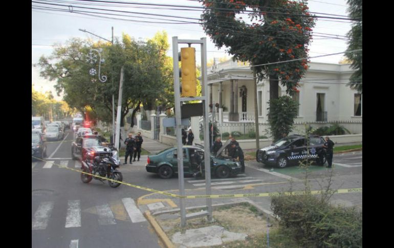 El Jetta verde de la persecución en la colonia Americana quedó atravesado sobre la calle Colonias. ESPECIAL / Policía de Guadalajara.