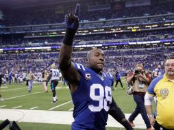 El linebacker Robert Mathis logró retirarse con victoria en su último partido de NFL. AFP / A. Lyons