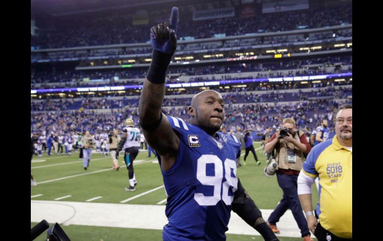 El linebacker Robert Mathis logró retirarse con victoria en su último partido de NFL. AFP / A. Lyons