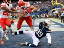 Daniel Sorensen (49) de Kansas City intercepta un pase dirigido a Isaiah Burse (89) de San Diego, durante el triunfo de los Jefes. AFP / S. HAFFEY