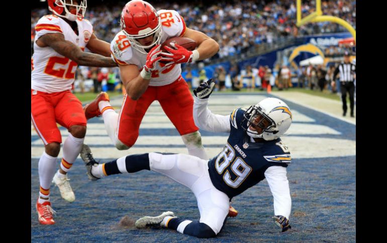 Daniel Sorensen (49) de Kansas City intercepta un pase dirigido a Isaiah Burse (89) de San Diego, durante el triunfo de los Jefes. AFP / S. HAFFEY