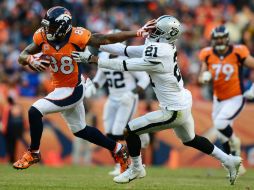 Demaryius Thomas (88) de Broncos se quita la marca de Sean Smith (21) de los Raiders. AFP / D. BRADFORD