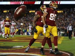 Jordan Reed (86) de los Gigantes celebra con su compañero Morgan Moses después de una anotación en el último cuarto. AFP / P. SMITH