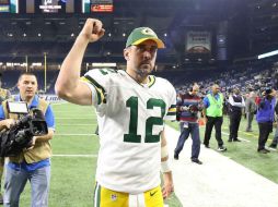 Aaron Rodgers lanzó tres de sus cuatro envíos de anotación en la segunda mitad del partido. AFP / L. Halip