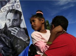 Miles de personas portan banderas cubanas, fotografías de Fidel Castro y otros líderes revolucionarios. NTX / ARCHIVO