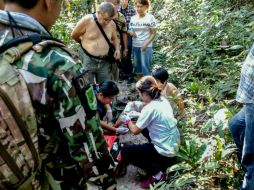 La víctima fue trasladada a un hospital, pero se encuentra fuera de peligro. AFP / H. Lamtakong