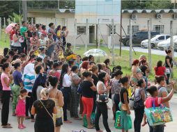 Familiares de los reos de la prisión de Manaos se congregaron afuera del centro penitenciario en espera de noticias. AFP / M. Silva