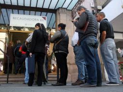 Fila en la recaudadora para el pago de impuestos como el predial y el refrendo vehicular. EL INFORMADOR / M. Vargas