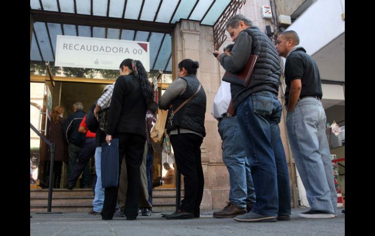 Fila en la recaudadora para el pago de impuestos como el predial y el refrendo vehicular. EL INFORMADOR / M. Vargas