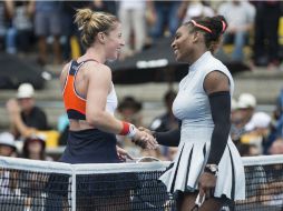 Williams y Pauline Parmentier se dan la mano al término del encuentro. AP / J. Oxenham