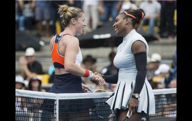 Williams y Pauline Parmentier se dan la mano al término del encuentro. AP / J. Oxenham