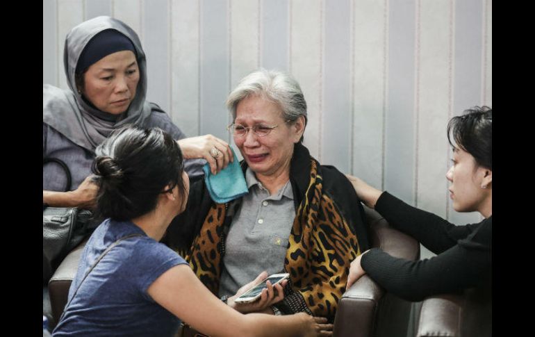 Varias mujeres consuelan a una familiar de las víctimas mortales. EFE / M. Irham