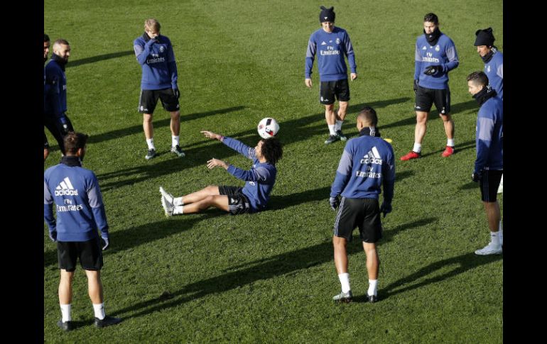 Zidane podría alinear este miércoles a la dupla de centrales formada por el francés Raphael Varane y el español Nacho. EFE / C. Moya