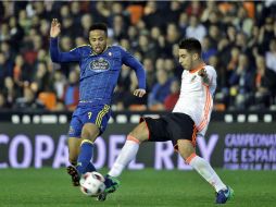 Jiménez (D), del Valencia, y Bongonda (I) del Celta de Vigo, disputan un balón durante el partido. EFE / M. Bruque