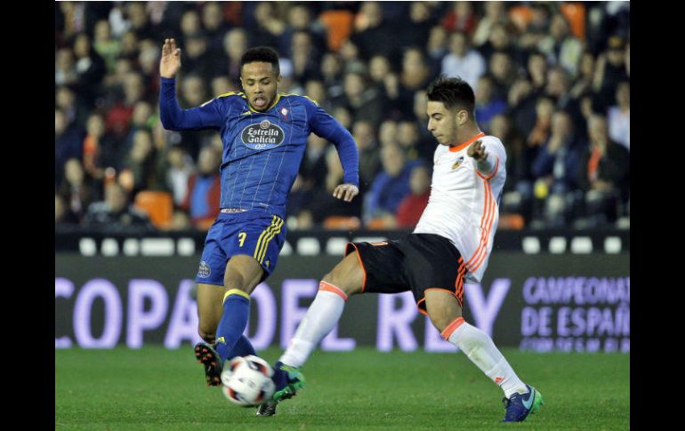 Jiménez (D), del Valencia, y Bongonda (I) del Celta de Vigo, disputan un balón durante el partido. EFE / M. Bruque