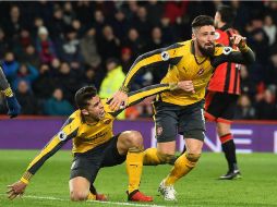 Olivier Giroud (D), del Arsenal, celebra el tanto de la igualada. AFP / G.Kirk