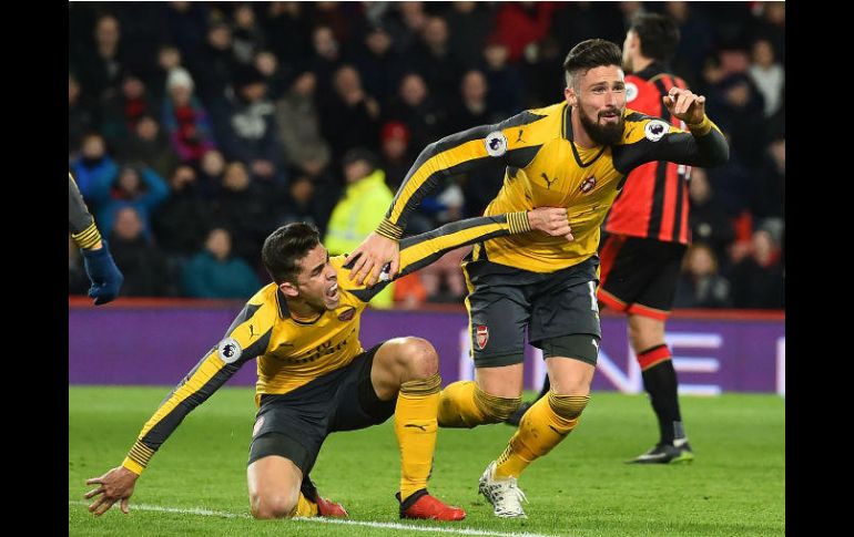 Olivier Giroud (D), del Arsenal, celebra el tanto de la igualada. AFP / G.Kirk