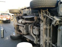 Bomberos de Zapopan acudieron al lugar para controlar el derrame de la gasolina de la camioneta. ESPECIAL /