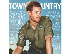 El príncipe Enrique de Gran Bretaña se convirtió en modelo de portada de la revista 'Town & Country'. TWITTER / @TandCmag