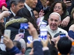 El papa Francisco (d) saluda a los feligreses durante su tradicional audiencia de los miércoles. EFE / A. Carconi