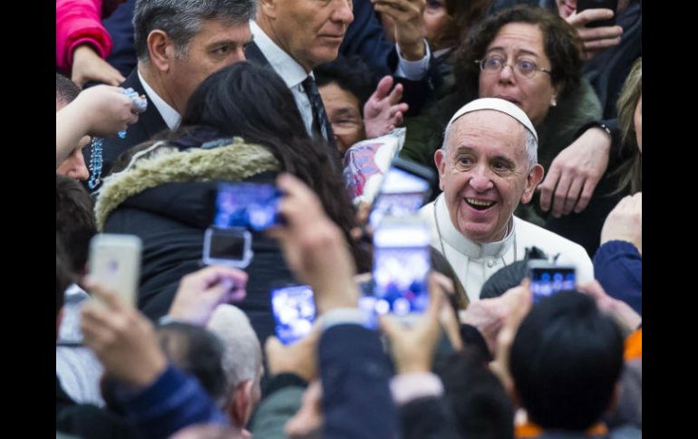 El papa Francisco (d) saluda a los feligreses durante su tradicional audiencia de los miércoles. EFE / A. Carconi