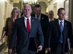 Pence se reunió con legisladores republicanos en el Capitolio para transmitirles la primera acción cuando Trump asuma la presidencia. EFE / J. Lo Scalzo