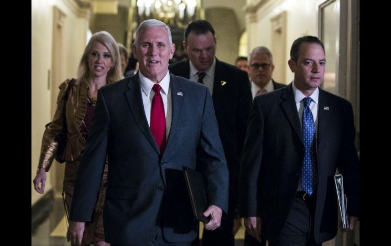 Pence se reunió con legisladores republicanos en el Capitolio para transmitirles la primera acción cuando Trump asuma la presidencia. EFE / J. Lo Scalzo