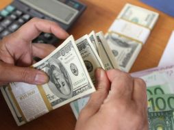 El dólar continúa su tendencia a la alza. AFP / ARCHIVO