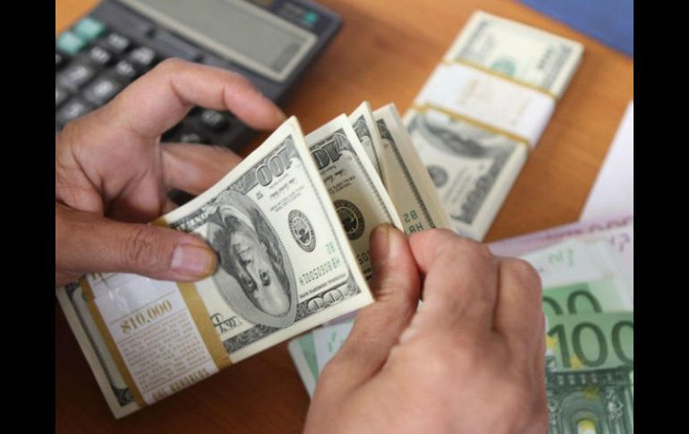 El dólar continúa su tendencia a la alza. AFP / ARCHIVO