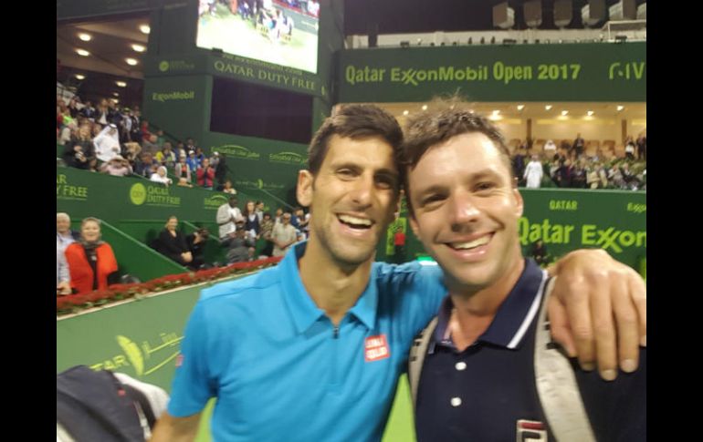 Luego que ''Nole'' ganó su match, su ponente le pidió que posase para un selfie, a lo que accedió. TWITTER / @HoracioZeballos