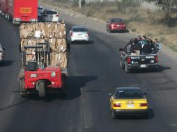 La crisis en el transporte público de este día ha provocado que las autoridades ayuden en los traslados. EL INFORMADOR / R. Tamayo