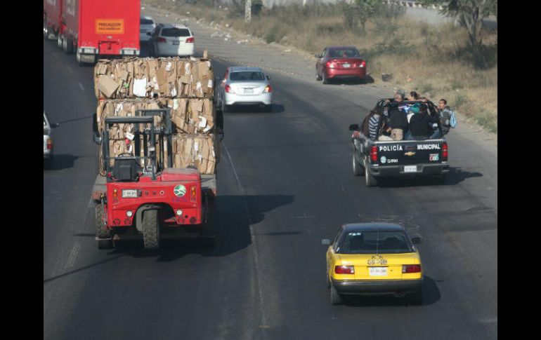 La crisis en el transporte público de este día ha provocado que las autoridades ayuden en los traslados. EL INFORMADOR / R. Tamayo