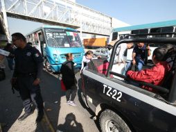 Algunas patrullas trasladaron a algunos usuarios ante la falta de transporte público. EL INFORMADOR / R. Tamayo