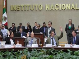 Los consejeros y el secretario ejecutivo disponían de tres mil pesos mensuales para telefonía, pero ahora erogarán sólo mil 49 pesos. NTX / ARCHIVO