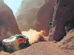 La tercera etapa comprendió un recorrido de 780 kilómetros. Stéphane Peterhansel conduce su Peugeot en medio de las montañas. AFP / F. Fife