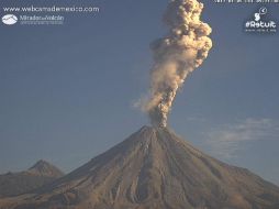 El Volcán El Colima emitió este jueves una exhalación de dos mil metros, con dirección al sureste. TWITTER / @webcamsdemexico