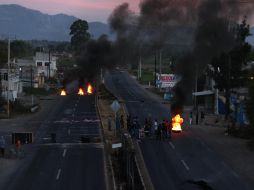 Por varios días se mantuvieron las carreteras bloqueadas. EFE / N. Cruz