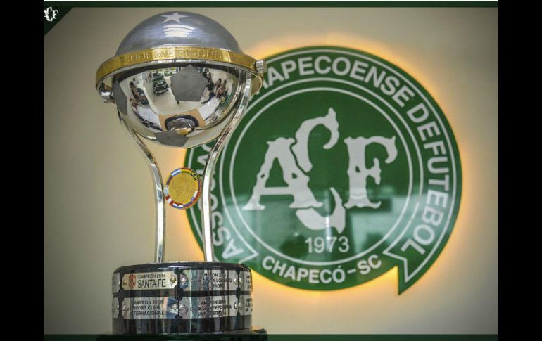 Tras el trágico accidente la Conmebol declaró campeón de la Sudamericana al Chapecoense. TWITTER / @ChapecoenseReal