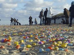 Los huevos de colores serán recogidos antes de que se conviertan en un peligro para la fauna. AP / K. Kremer/dpa