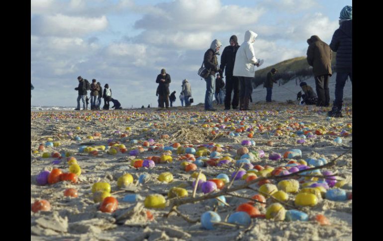 Los huevos de colores serán recogidos antes de que se conviertan en un peligro para la fauna. AP / K. Kremer/dpa