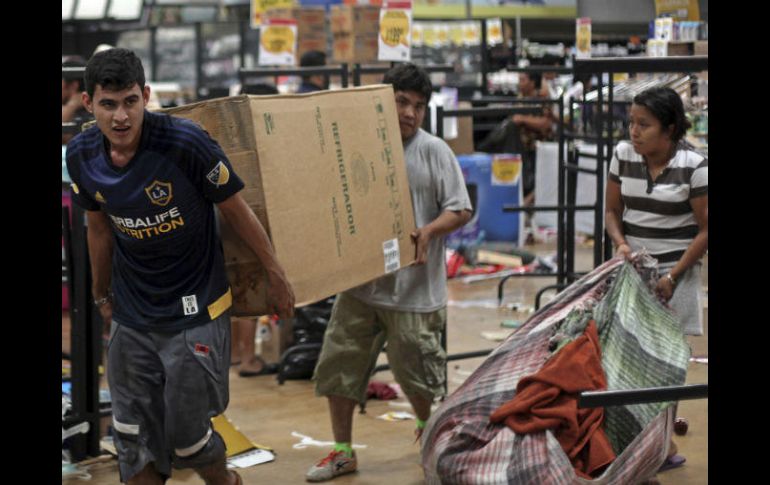 Señalan que los saqueos a tiendas comerciales y gasolineras afectan profundamente el clima social. AP / F. Marquez