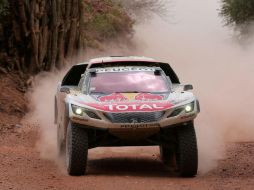 Cyril Despres. El piloto francés, a bordo de su auto Peugeot, durante la cuarta etapa del Rally Dakar disputada ayer. EFE / M. Alipaz